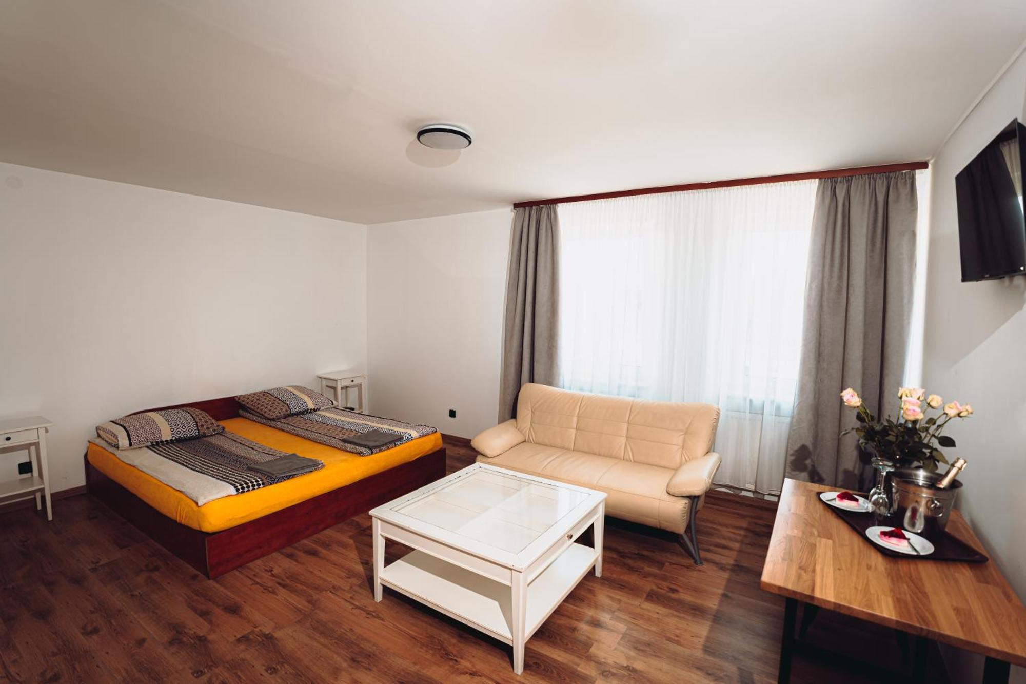 Kalwados Hotel Radzymin Bagian luar foto